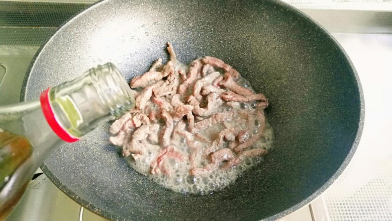 青椒牛柳,接着倒入<a style='color:red;display:inline-block;' href='/shicai/ 718'>料酒</a>增香去腥,牛柳已收紧