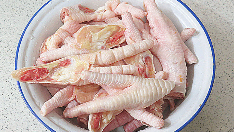 佐餐下酒菜【香卤鸡爪】,剪掉<a style='color:red;display:inline-block;' href='/shicai/ 89'>鸡爪</a>的指甲,清洗干净