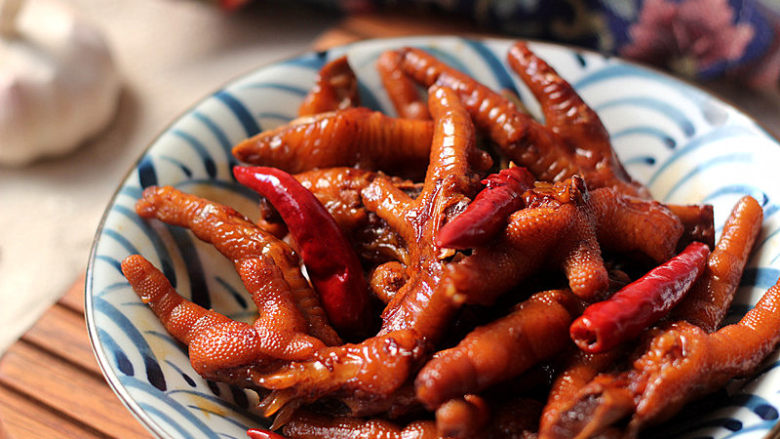 佐餐下酒菜【香卤鸡爪】,取出。 热吃、冷吃都好吃