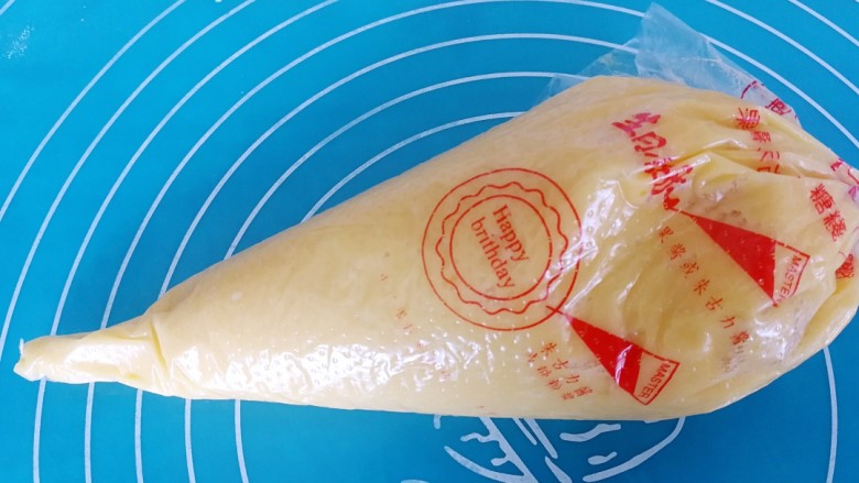 墨西哥酱红豆小餐包,装进裱花袋里面,放冰箱冷藏备用