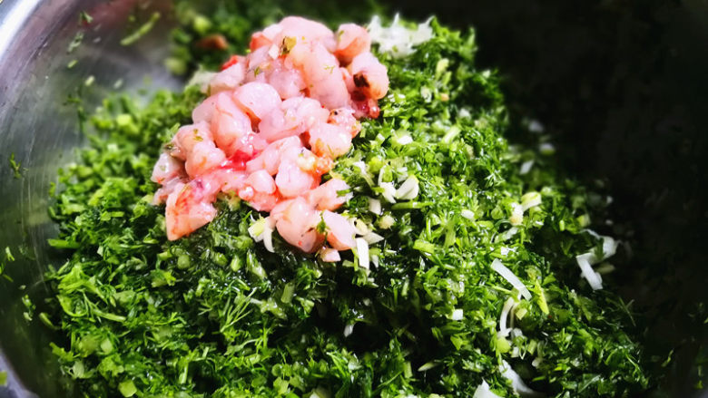 茴香水饺,虾仁加入茴香里,拌均匀,