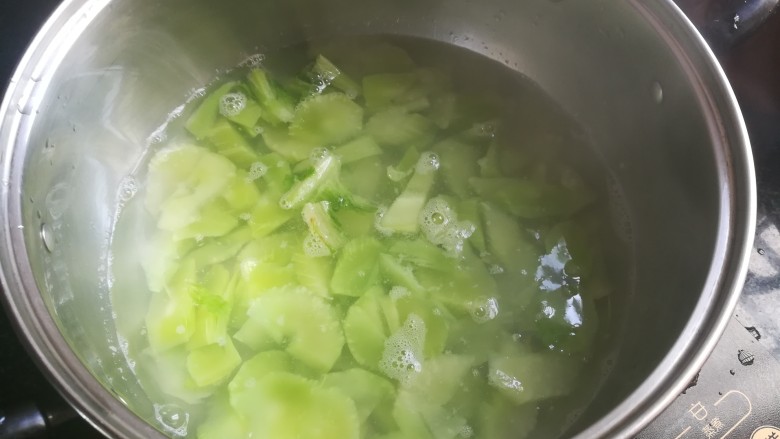 爽脆可口的凉拌莴苣,头部先下水哦,多焯水一会儿