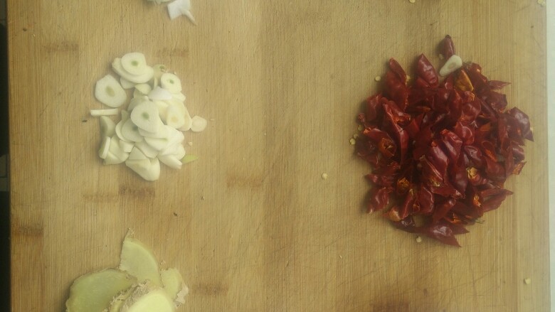 水煮肉片,备齐调料