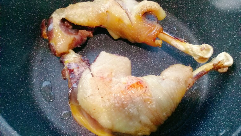 红烧鸡腿,鸡腿放在锅中用油小火两面煎至金黄。