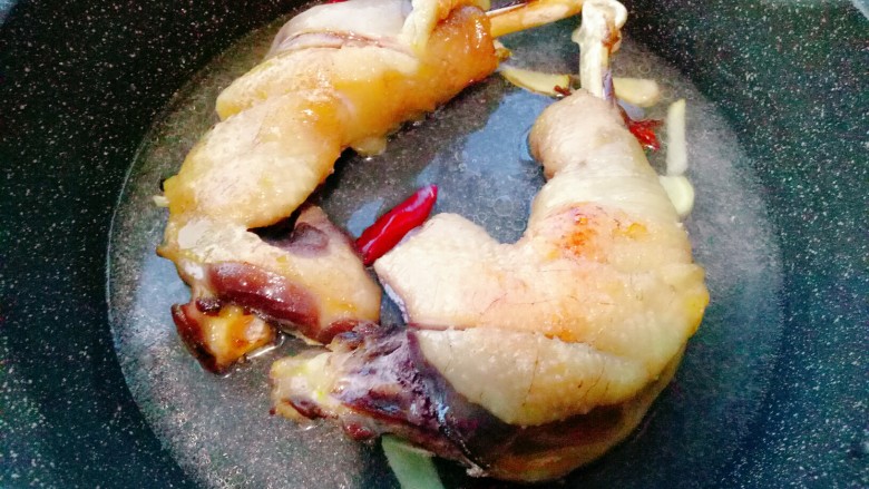 红烧鸡腿,倒入和鸡腿持平的水