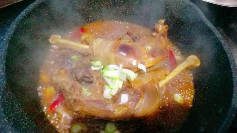 红烧鸡腿,收干汤汁，最后放入葱花