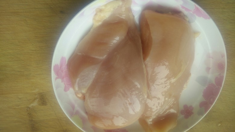 水煮肉片,<a style='color:red;display:inline-block;' href='/shicai/ 101'>鸡胸肉</a>洗净