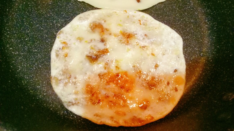 油梭子饼,放在锅中小火烙熟