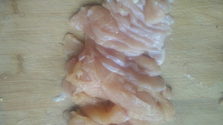 水煮肉片,将鸡胸肉切成厚3毫米的肉片