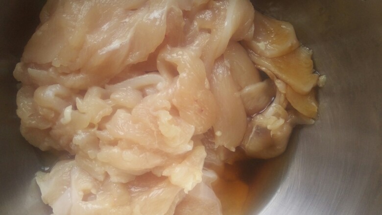 水煮肉片,将肉片放入盆中，放入料酒、生抽少许拌匀