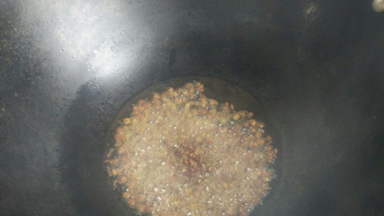 水煮肉片,起油锅，小火将<a style='color:red;display:inline-block;' href='/shicai/ 700'>花椒</a>放入油锅中稍炸（提示<a style='color:red;display:inline-block;' href='/shicai/ 700'>花椒</a>不可炸胡略炸即可）捞出备用。