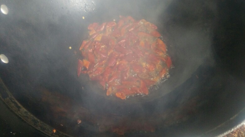 水煮肉片,将<a style='color:red;display:inline-block;' href='/shicai/ 86474'>干辣椒</a>倒入油锅中，稍炸（方法同花椒）捞出备用。