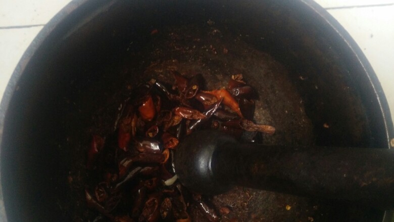 水煮肉片,将辣椒倒入捣窝中，和花椒同砸（提示这样处理花椒和辣椒味道香浓）