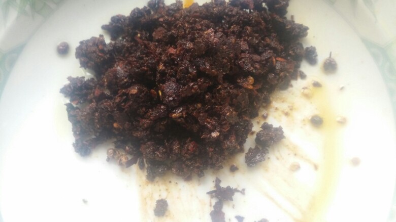 水煮肉片,将捣好的花椒、辣椒盛出备用。