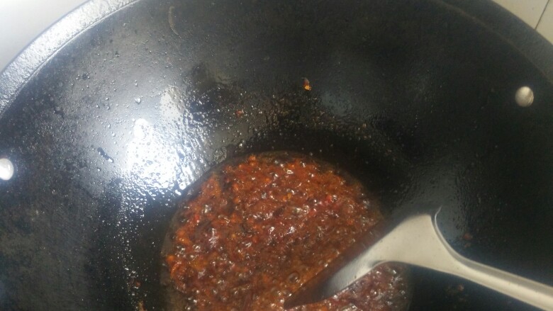 水煮肉片,小火起油锅将<a style='color:red;display:inline-block;' href='/shicai/ 11801'>郫县豆瓣</a>倒入锅中稍微炒一会，出香味。