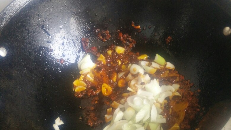 水煮肉片,依次放入<a style='color:red;display:inline-block;' href='/shicai/ 694'>豆豉</a>、生<a style='color:red;display:inline-block;' href='/shicai/ 37'>姜</a>、蒜片、<a style='color:red;display:inline-block;' href='/shicai/ 3250'>葱</a>略炒出香味。