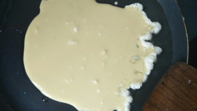 卡通蛋煎饼,放入面糊,让面糊自然摊开,用小火煎到面糊凝固。