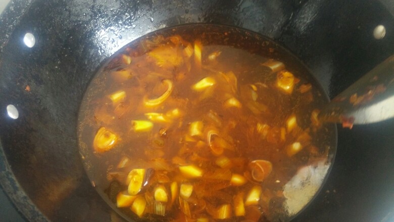 水煮肉片,加入高汤或清水约750克烧开小火顿一下。