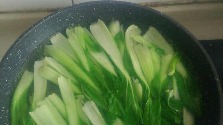 水煮肉片,另起锅放入清水烧开，分别将青菜娃娃菜抄一下。