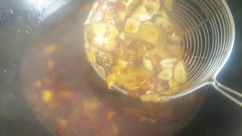 水煮肉片,将汤中葱姜蒜捞出