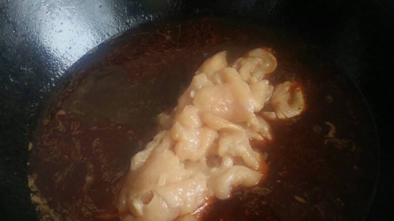 水煮肉片,将鸡胸肉倒入锅中，轻轻划开