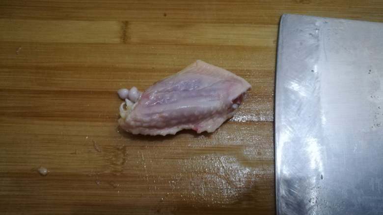 广式糯米鸡,接着是鸡翅的去骨方法,只需要两刀即可