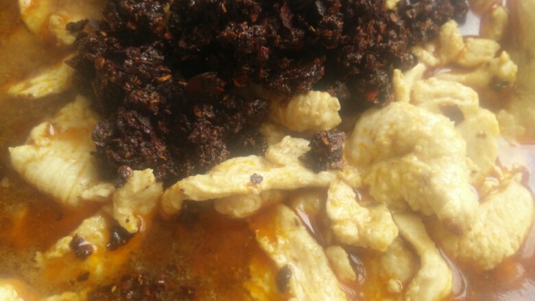 水煮肉片,将鸡胸肉捞出放在青菜、娃娃菜的上面，将汤调味放入少许<a style='color:red;display:inline-block;' href='/shicai/ 717'>味精</a>、盐2克，并将捣好的花椒、辣椒放在肉片上面。