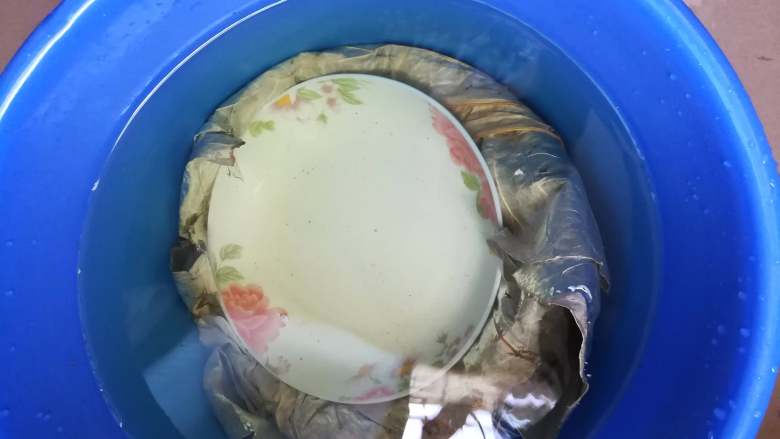 广式糯米鸡,荷叶因为特性问题会浮起来,所以可以拿个碟子压住