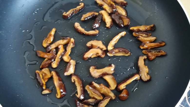 广式糯米鸡,稍微煸香即可盛出,千万不要煸干
