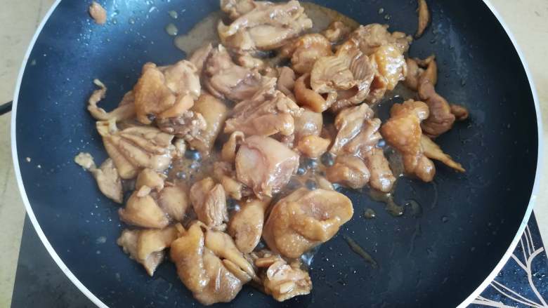广式糯米鸡,煸炒至外边的肉断生即可,之后还要再整,现在炒熟的话会影响口感的