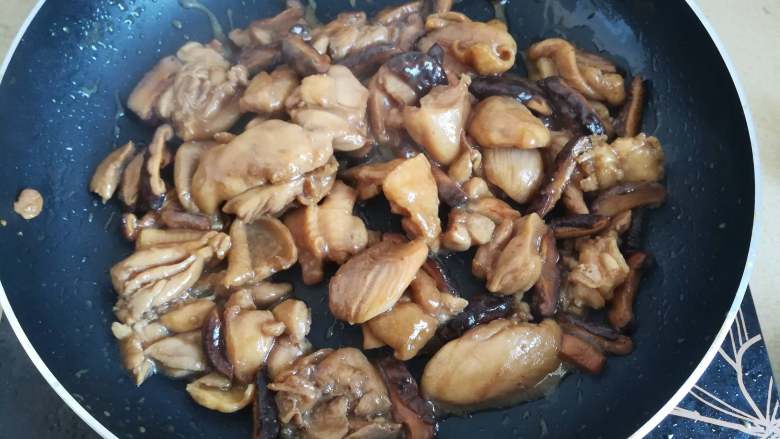 广式糯米鸡,勾芡后鸡肉可以避免在整的时候释出大量水分,搞得整个糯米鸡湿哒哒的