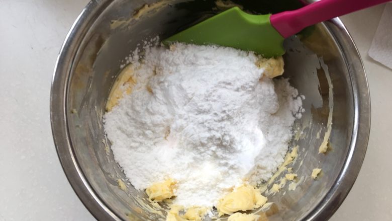 红丝绒系列纸杯蛋糕,先把黄油打散,糖粉倒入黄油中拌匀