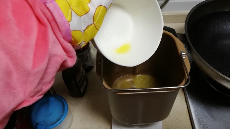 超级简单的核桃巧克力土司,黄油倒入水中,也可以等揉成面团以后倒入,效果更好,偷懒直接倒进去就好了