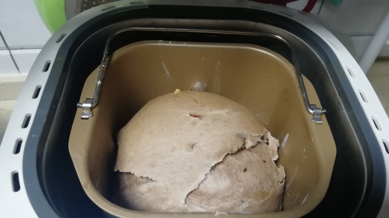 超级简单的核桃巧克力土司,2小时后,土司做好了