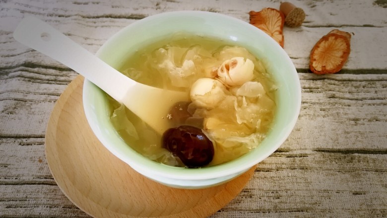 莲子银耳羹
