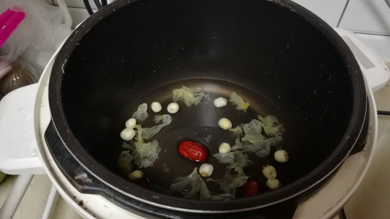 莲子银耳羹,倒入高压锅