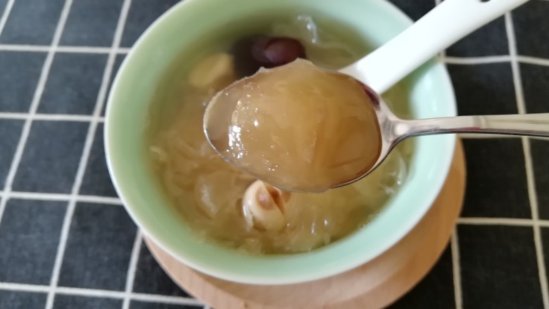 莲子银耳羹,早上起来就可以喝到浓稠的银耳莲子羹了，加上一勺蜂蜜，绝配