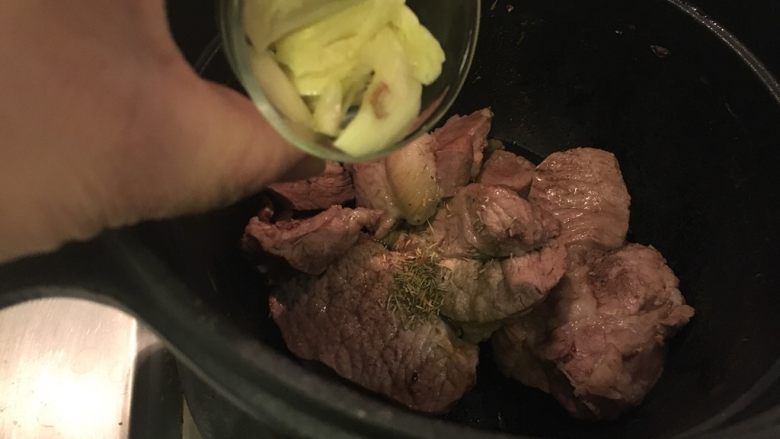 香煎煮嫩猪,大火,加入步骤12的调料
