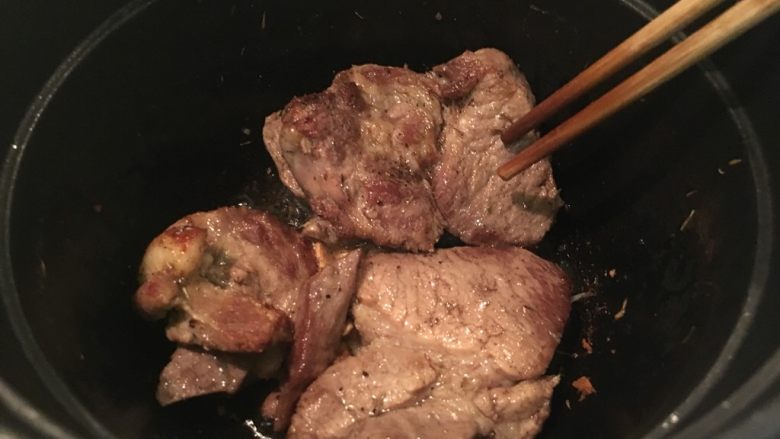 香煎煮嫩猪,煎个5分钟,记得翻面,让肉上色