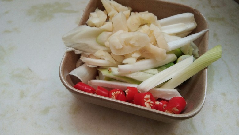 酒香煎带鱼,<a style='color:red;display:inline-block;' href='/shicai/ 138'>大葱</a>切丝,泰椒切段,蒜瓣切成蒜末。