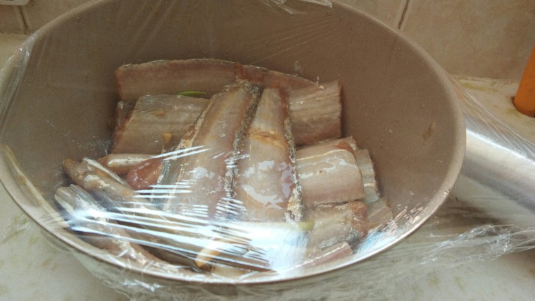 酒香煎带鱼,盖上保鲜膜,腌制一个小时。