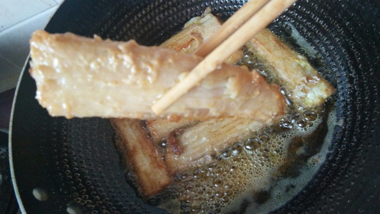 酒香煎带鱼,煎制两面金黄,我家喜欢吃比较酥脆些的,就煎的时间比较长一些。