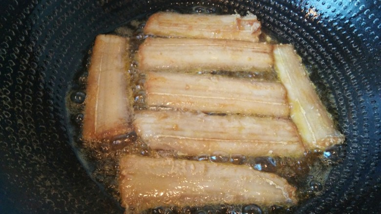 酒香煎带鱼,煎5分钟左右,用筷子翻面。