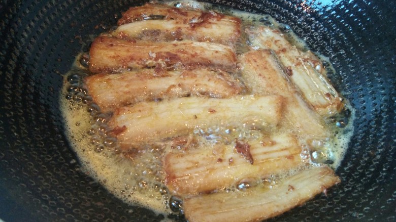 酒香煎带鱼,煎好的带鱼,捞出,控油,放在吸油纸上。