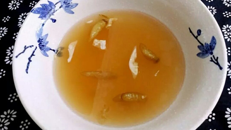 柠檬泡椒凤爪,倒半碗泡菜水，把鸡爪泡一下，然后倒掉，加凉开水。加盐，鸡精等调料。