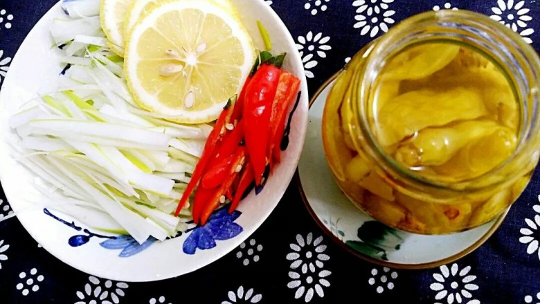 柠檬泡椒凤爪,如果没有泡菜水，用<a style='color:red;display:inline-block;' href='/shicai/ 703'>泡椒</a>水也可以，<a style='color:red;display:inline-block;' href='/shicai/ 595'>柠檬</a>切片，<a style='color:red;display:inline-block;' href='/shicai/ 138'>大葱</a>切丝，辣椒切开，去掉一些辣椒籽。