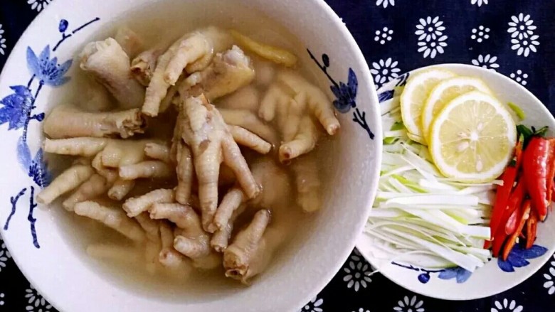 柠檬泡椒凤爪,把配好均匀放入鸡爪中，柠檬可插入。