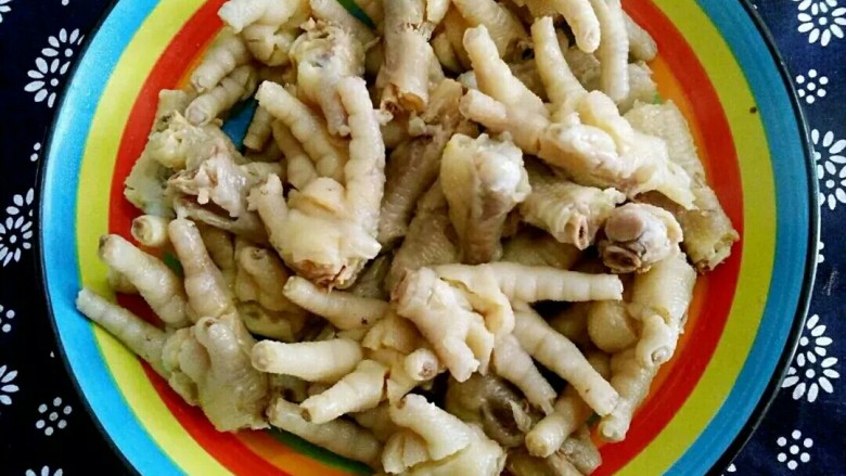 柠檬泡椒凤爪,<a style='color:red;display:inline-block;' href='/shicai/ 89'>鸡爪</a>洗净煮熟，皮破即可，爪心划X。