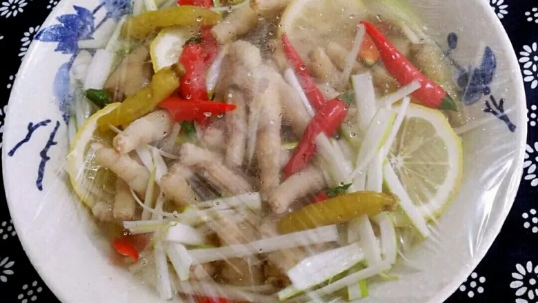 柠檬泡椒凤爪,用保鲜膜盖上，放置腌制几个小时，就很好吃啦！