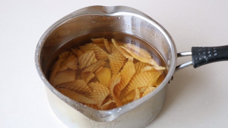 红椒炒鱿鱼,鱿鱼冷水入锅,焯水十几秒;